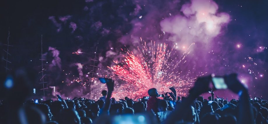 Discover the top destinations to watch the Detroit Fireworks 2023, from parks to plazas and everything in between. Plan your summer outing today!