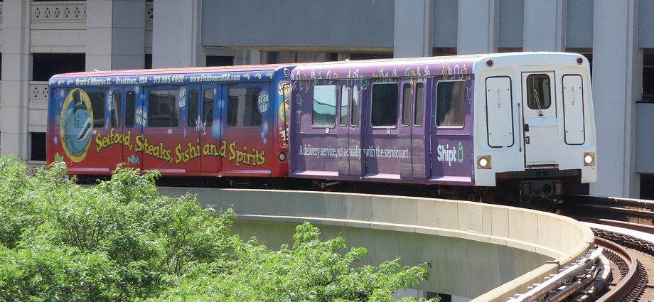 Detroit_People_Mover_approaching_Millender_Center - Fun In Michigan