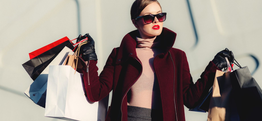 Discover the top 11 malls to visit in Michigan, from luxury shopping centers to outlet bargains. Find addresses, contact information, and more for each mall to plan your perfect shopping trip.
