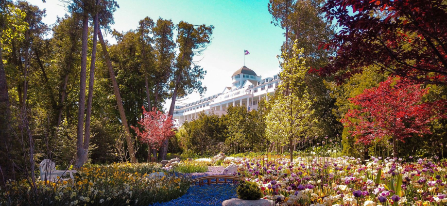 Discover the Number one attraction in Michigan. Mackinac Island, and explore its historic FunInMichigan.com .fun-in-michigan
